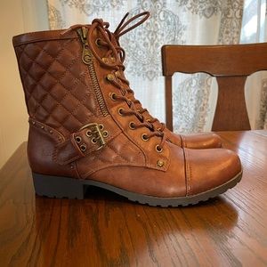 NWOT guess brown tan boots 8.5 zip up side combat